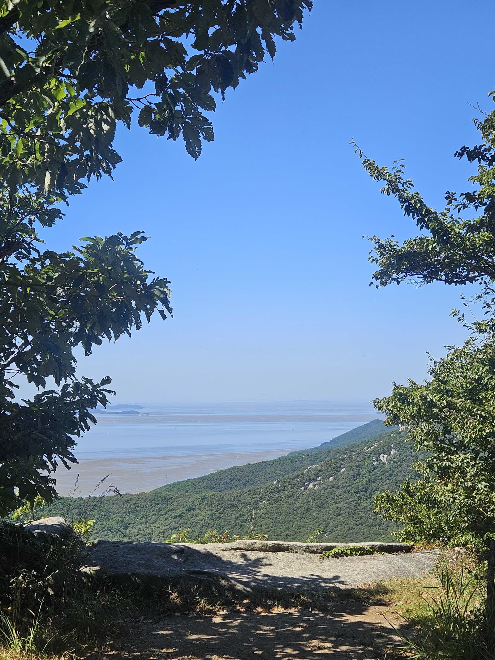 해명산 능선 중간의 첫 번째 평탄한 쉼터