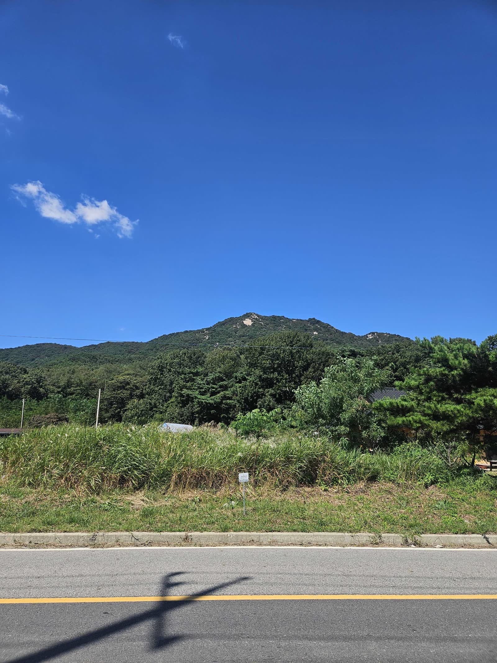 보문사에서 전득이고개로 돌아가는 도로에서 본 해명산