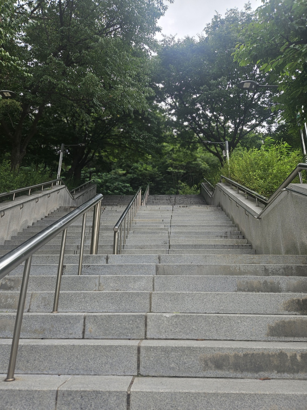 낙산공원 주차장에서 인증 지점으로 가는 계단