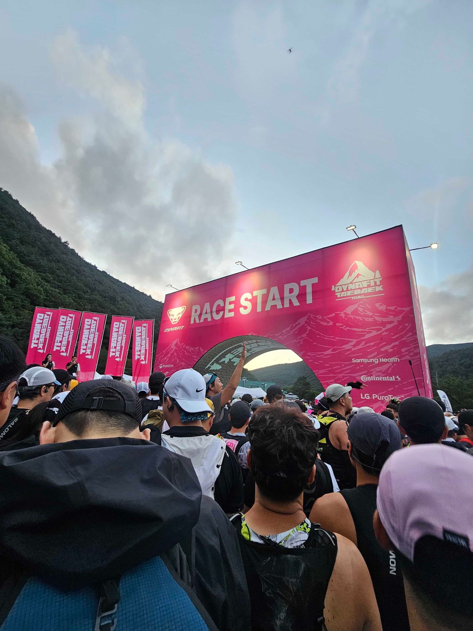 오전 6시 출발을 앞둔 스타트 라인